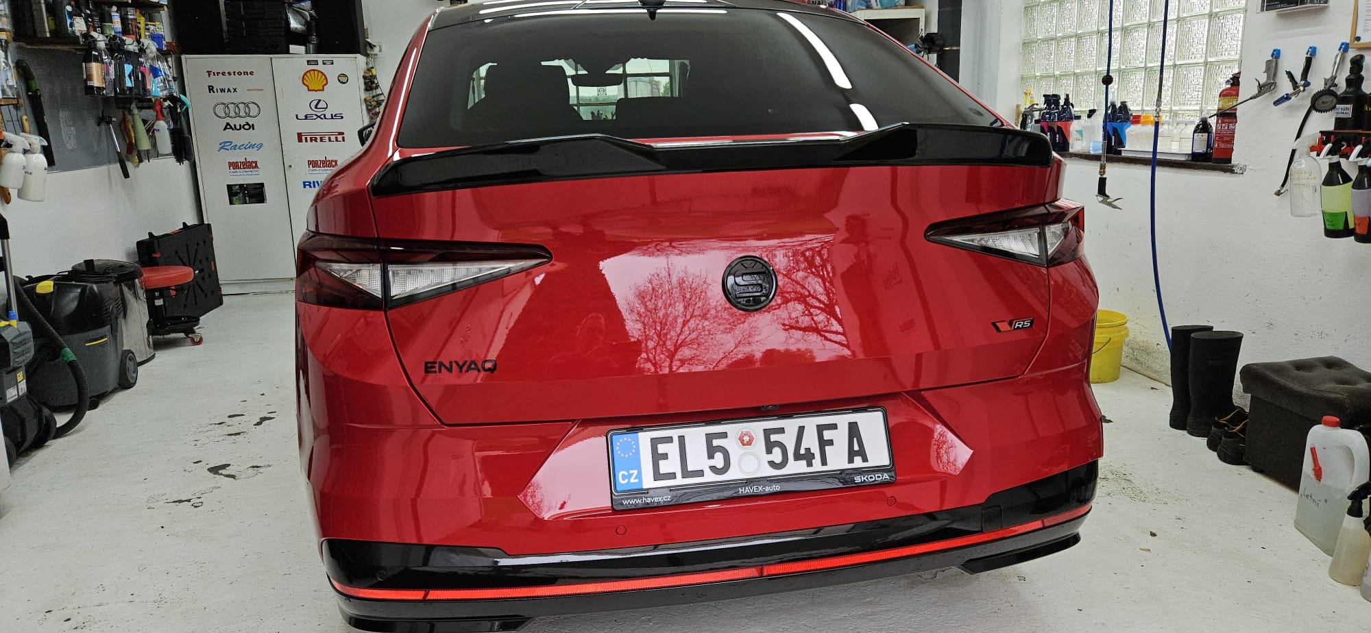 Záď červené Škody Enyaq RS po ošetření