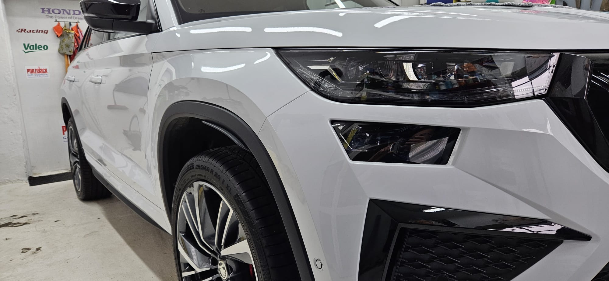 Detail laku bílé Škody Kodiaq RS